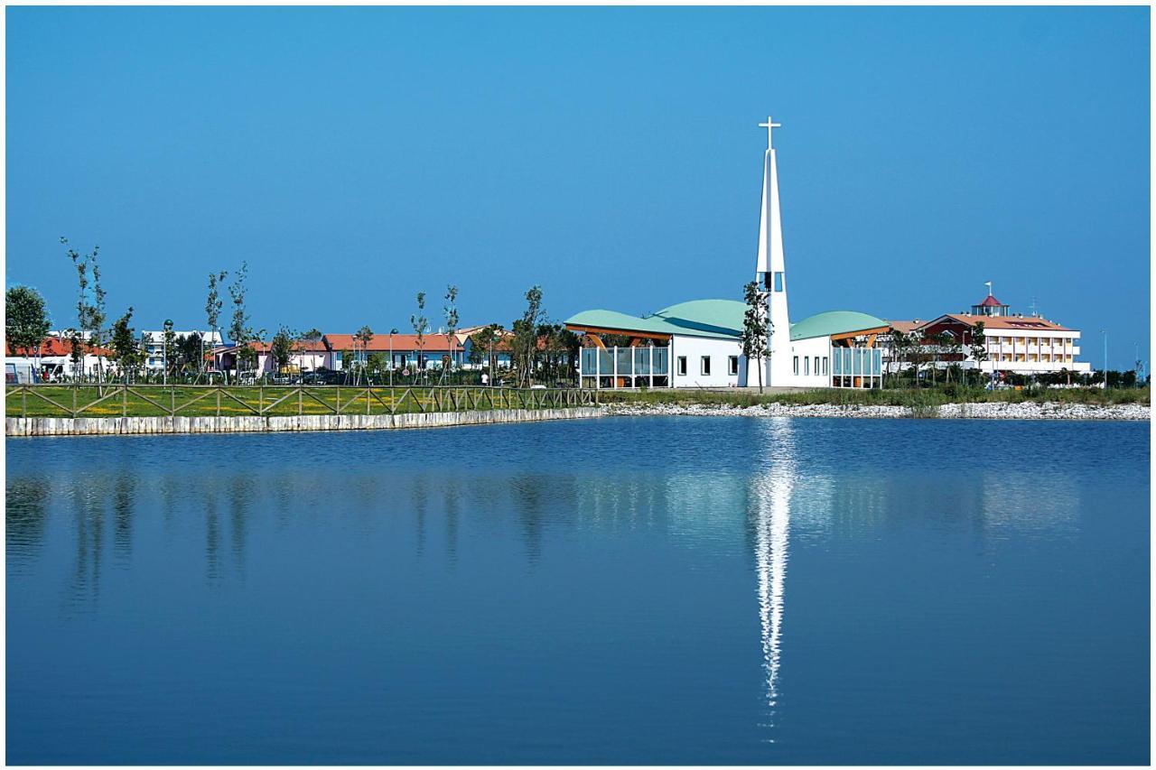 Pini Village Lido Altanea Каорле Екстериор снимка