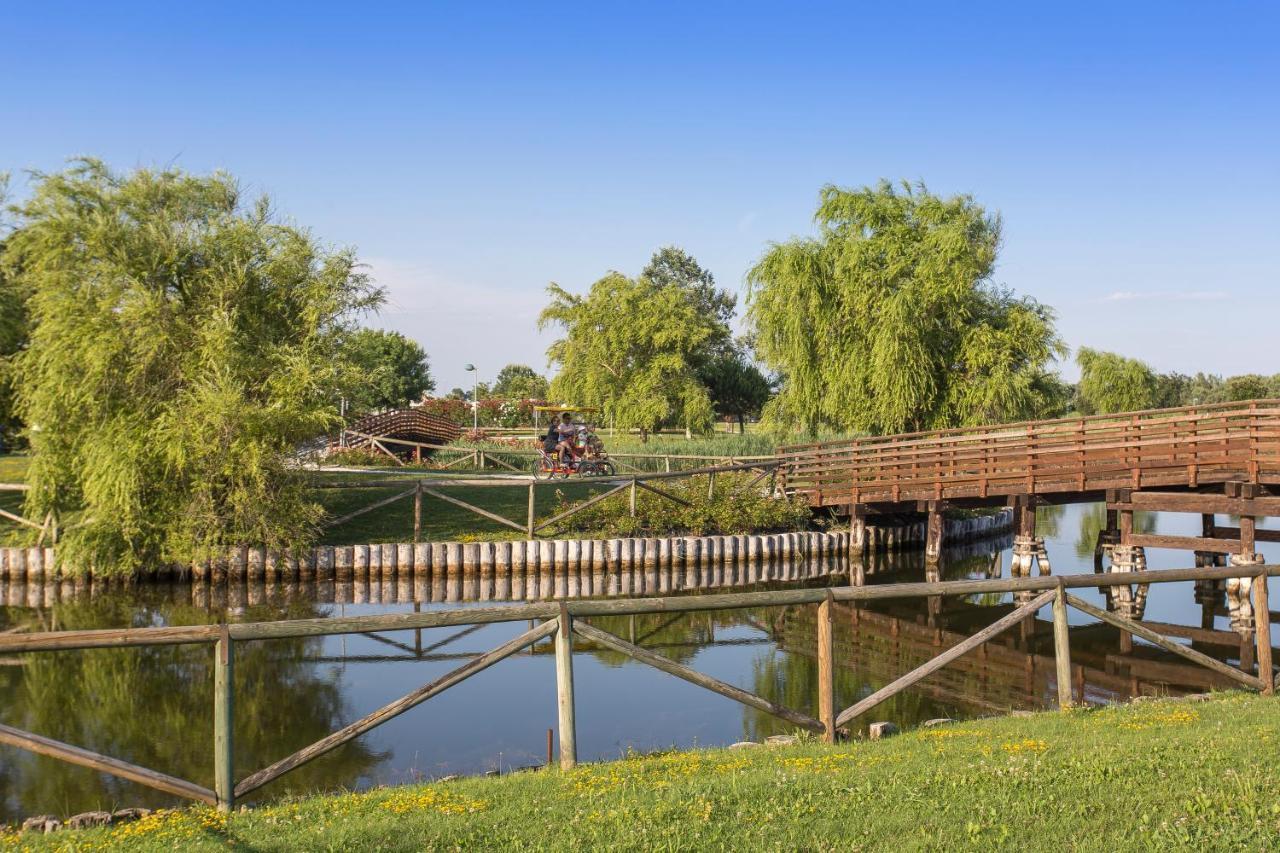 Pini Village Lido Altanea Каорле Екстериор снимка